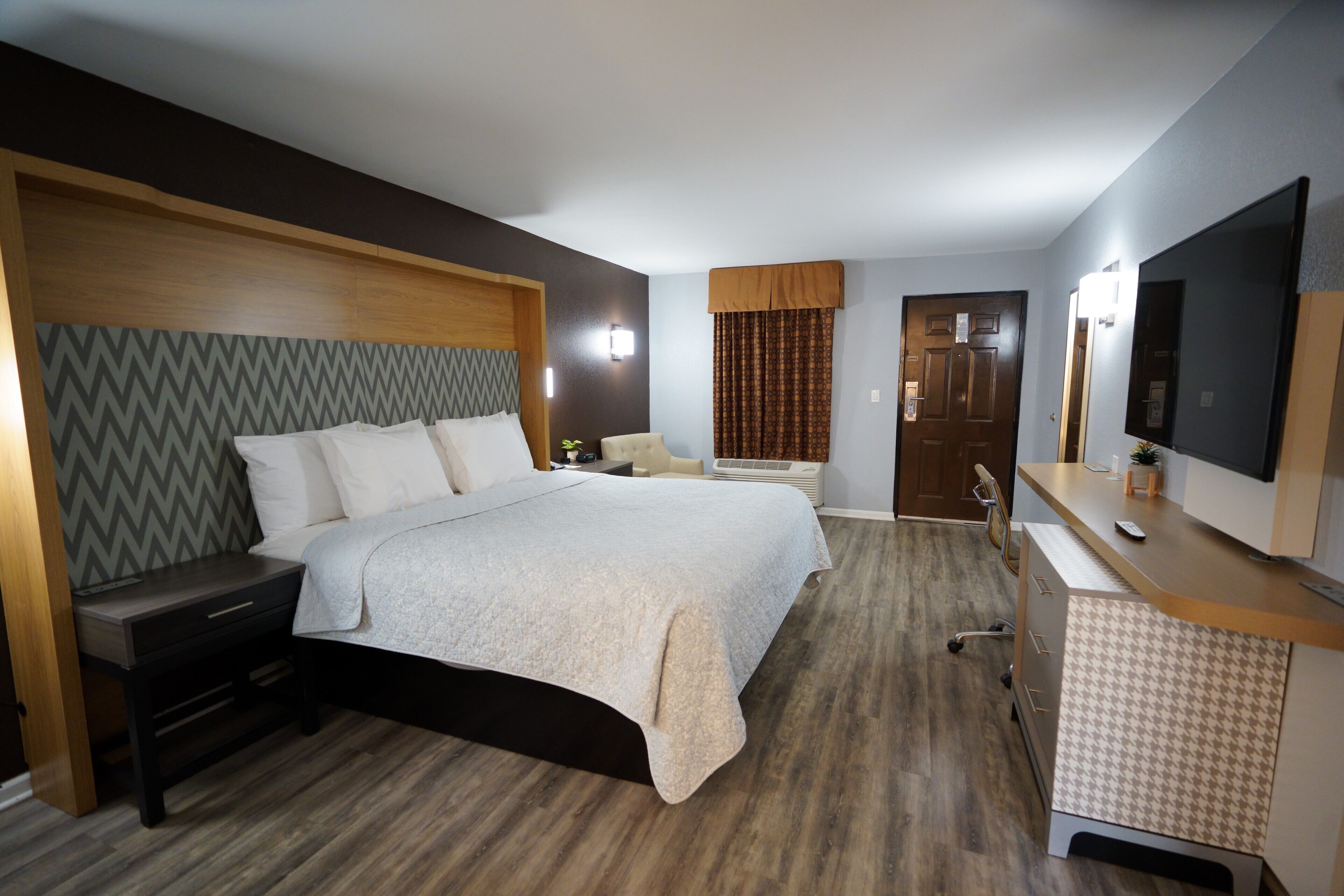 Premium bedding, pillowtop beds, desk, laptop workspace