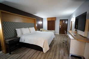 Premium bedding, pillowtop beds, desk, laptop workspace - Columbus Inn and Suites (Columbus)