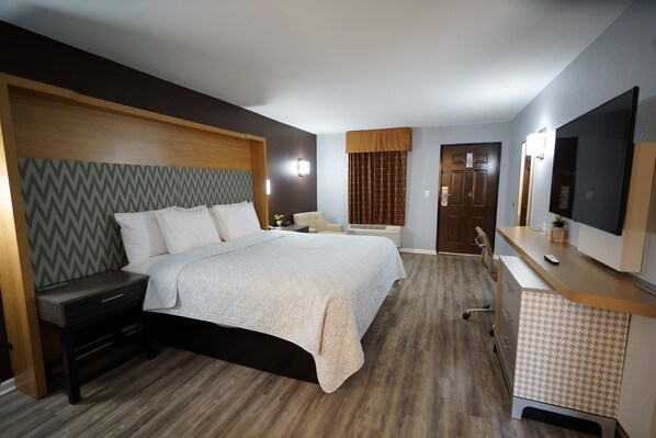 高档床上用品、加厚床垫、办公桌、笔记本电脑工作区