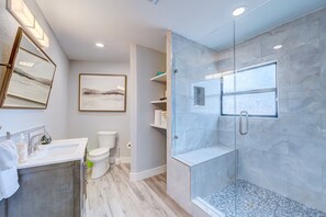 Badewanne, Haartrockner, Handtücher
