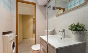 Chuveiro, secador de cabelo, toalhas de banho