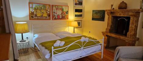 1 slaapkamer, een strijkplank/strijkijzer, gratis wifi, beddengoed