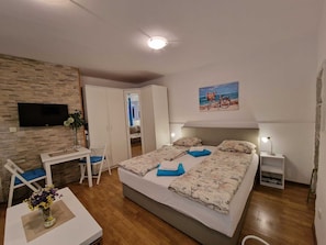 1 habitación, tabla de planchar con plancha, wifi gratis y ropa de cama