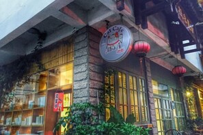 Exterior - Xiyu Hostel · Cat Café (Yangshuo)