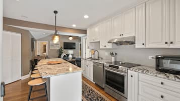 雪櫃、微波爐、焗爐、爐具