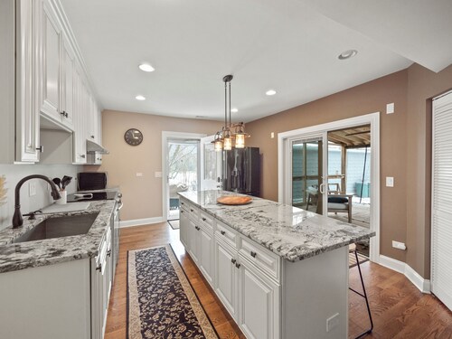 5 bed/3 Bath Home in the Heart of Fremont! Steps from the beach and boat launch!