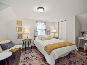 5 slaapkamers, een bureau, een strijkplank/strijkijzer, reisbedje