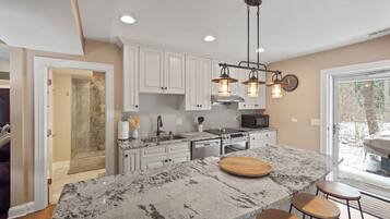 雪櫃、微波爐、焗爐、爐具