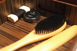 A wooden vanity with a mirror, a hairbrush, and a container of hair product. - Wisconsin Spa Hotel (Tianjin)