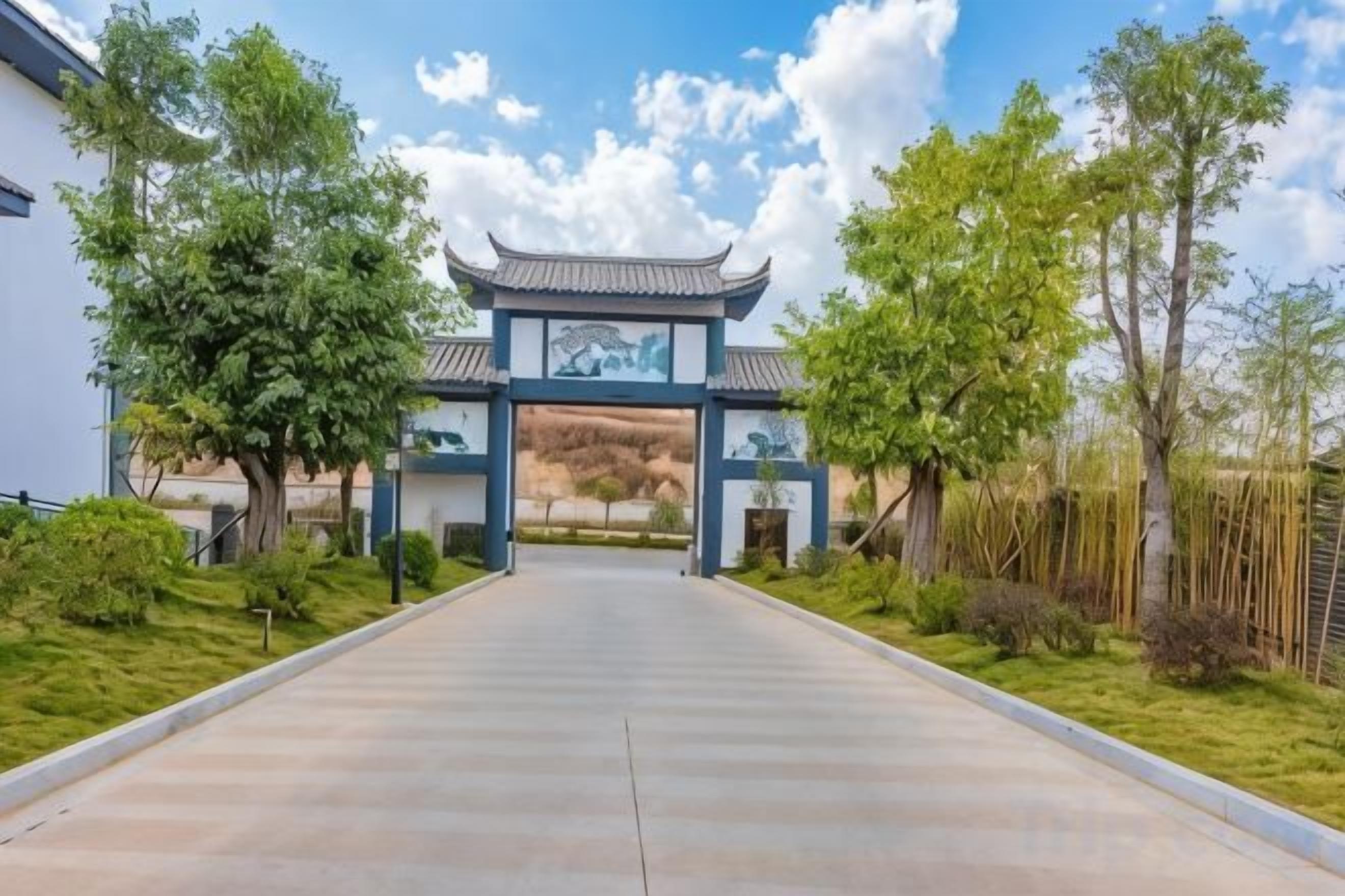 Una puerta tradicional china con un camino que la atraviesa.