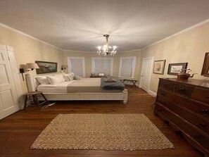 4 bedrooms, WiFi, bed sheets - This quintessential Saluda cottage personifies eclectic and whimsey! (Saluda)