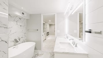 Douche, sĂšche-cheveux, serviettes fournies, savon