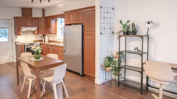 Appartement, salle de bains attenante, vue marina | Cuisine partagée | Grand réfrigérateur, four, plaque de cuisson, bouilloire électrique