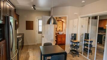 City Apartment, Ensuite (Loft Victoria) | Dining