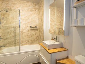 Apartamento, baño privado, vistas al puerto deportivo | Baño | Ducha y bañera combinadas, secador de pelo, toallas y jabón
