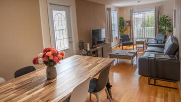 Departamento urbano, baño en la habitación (Vue sur la marina) | 1 habitación, decoración personalizada y muebles diferentes