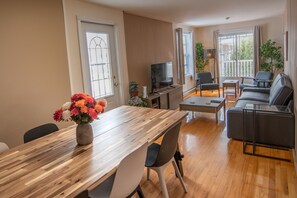 Appartement Ville, salle de bain attenante (Vue sur la marina) | 1 chambre, décor unique, ameublement unique, rideaux d’obscurcissement