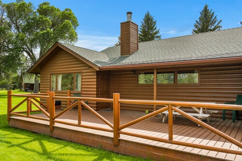 The Mountainside II deluxe is a spacious log cabin 2 bed/2bath