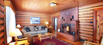 Beautiful Log Home with Mountain Vistas