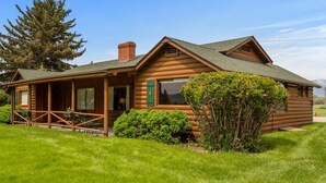 Exterior - Two bedroom log cabin (Ennis)