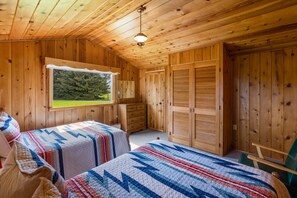 2 bedrooms, iron/ironing board, WiFi, bed sheets - Two bedroom log cabin (Ennis)