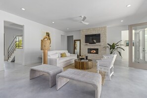 Smart TV, fireplace, stereo