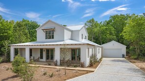 Exterior - Beautiful, brand new, lake front home with pool, 20 minutes from Tyler, Texas. (Arp)