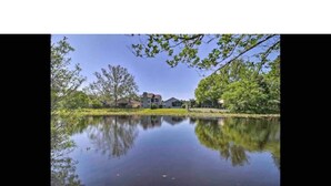 A house by a calm lake with reflections of trees and a clear sky. - Beckley's place (Jacksonville)