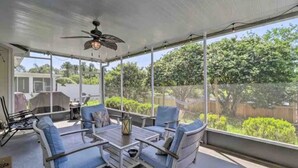 A covered patio area with a table and chairs, a ceiling fan, and a view of the backyard. - Beckley's place (Jacksonville)