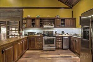Refrigerador, microondas, horno y cafetera y tetera 