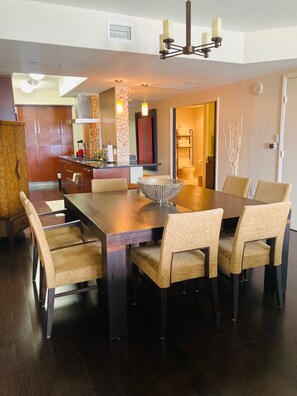 Dining - Luxury Oceanfront Spacious 3 Bedroom (Hallandale Beach)