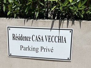 A sign for "Résidence CASA VECCHIA" indicating private parking. - Calvi Grand Studio 4 p 150m from the beach -Shops -Port (Calvi)