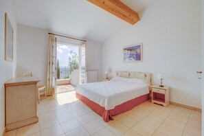 3 chambres, coffre-fort, fer et planche à repasser, literie fournie