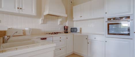 Refrigerador, microondas, horno y lavavajillas