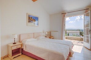 3 chambres, coffres-forts dans les chambres, fer et planche à repasser