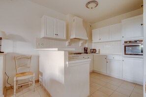 Réfrigérateur, micro-ondes, four, lave-vaisselle