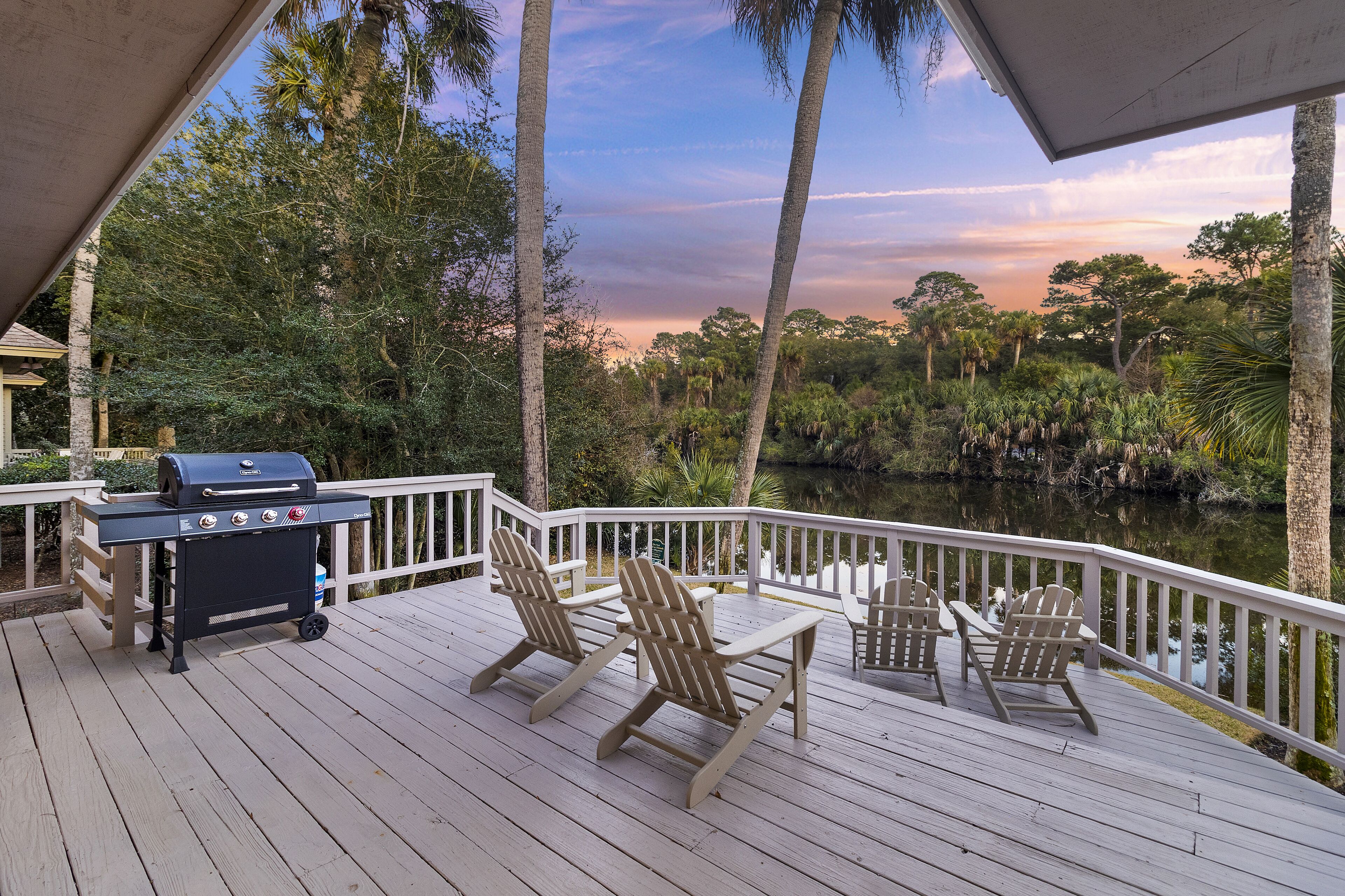 Spacious & Modern Home- Pond Views, Close to Beach