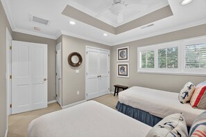 4 عدّة غرف نوم ومكواة/لوح كي وواي فاي وملاءات أسرّة