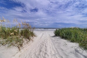 Beach nearby - Spacious & Modern Home- Pond Views, Close to Beach (Kiawah Island)