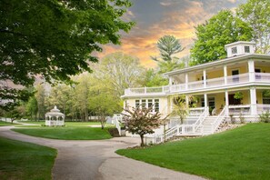 Exterior - Hexagon House Bed and Breakfast - Cottage Rose Suite (Pentwater)