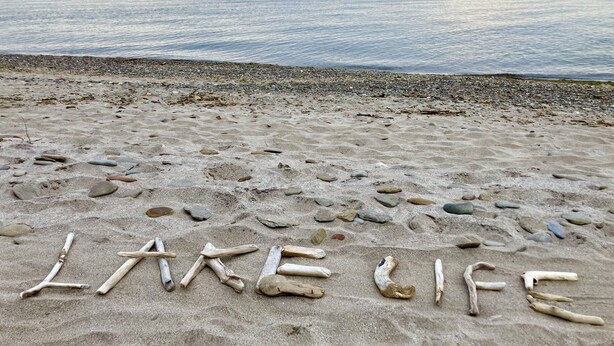 A beach with the words "LAKE LIFE" spelled out in stones. - Walnut Beach Inn - close to the beach! (Ashtabula)
