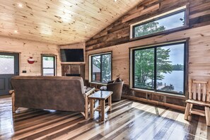 Smart TV, fireplace - newly remodeled lakeside cottage on Little Saint Germain on snowmobile trail (St. Germain)