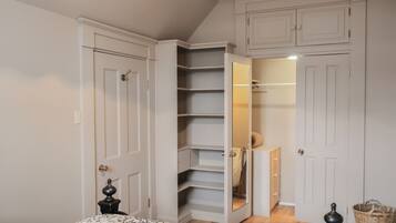 Apartamento básico, baño privado (Jacques Cartier) | Caja fuerte, sistema de insonorización, tabla de planchar con plancha
