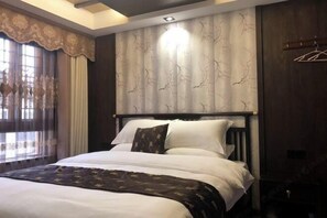 A bedroom with a large bed, dark wood headboard, and a patterned wall. - Pailou Guesthouse (Yueqing)