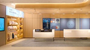 A modern reception area with a wooden reception desk, a digital display, and a seating area. - Homeinn · neo (Liuzhou Five Star Pedestrian Street) (Liuzhou)