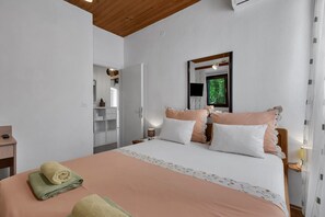 3 soverom, strykejern/-brett, internettilgang og sengetøy