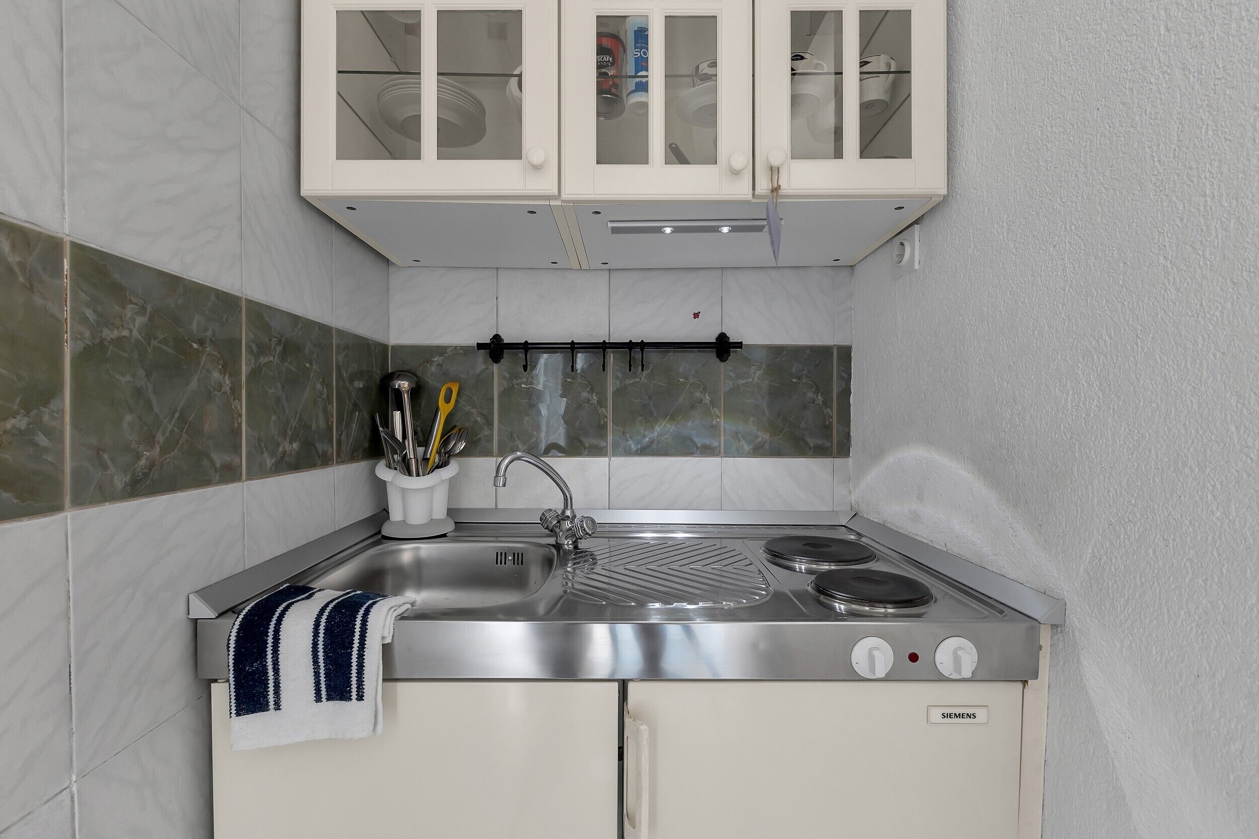 Refrigerador, parrilla de estufa y utensilios de cocina 
