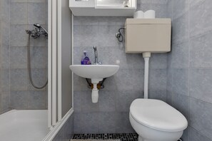 Un baño con bañera, lavabo e inodoro.