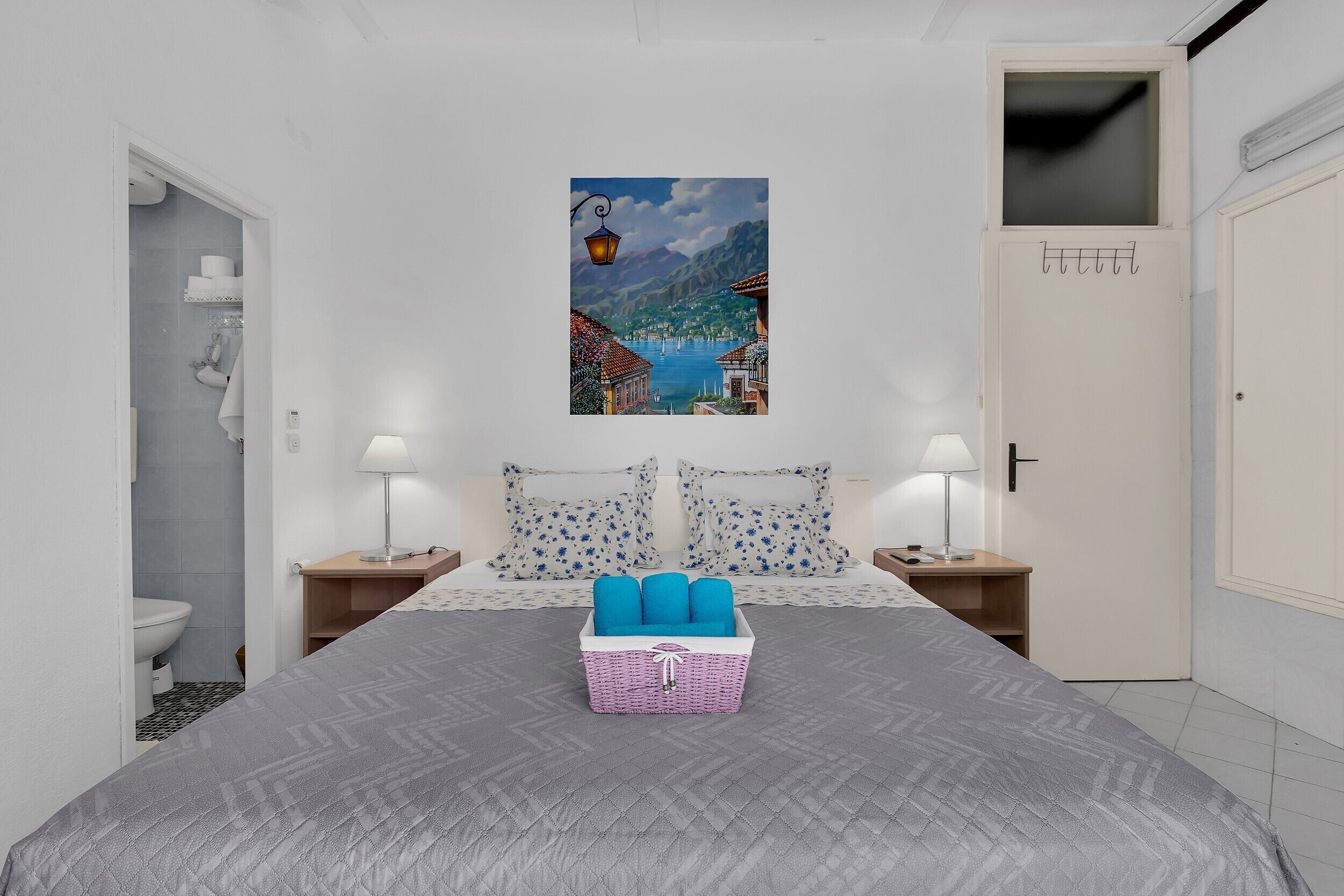 Tabla de planchar con plancha, internet gratis y ropa de cama 