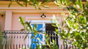 Ein Balkon mit Metallgeländer und einer hängenden Lampe.